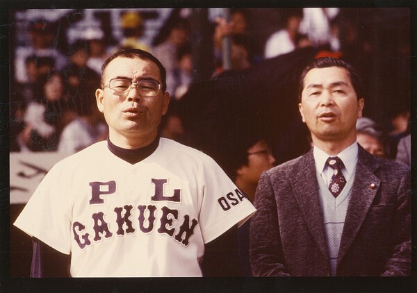 PL学園時代、甲子園で校歌を歌う中村氏　写真提供／中村順司
