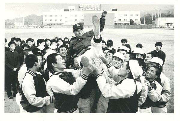 1987年センバツ優勝後にPL学園のグラウンドで胴上げされる当時監督の中村順司　写真提供／中村順司