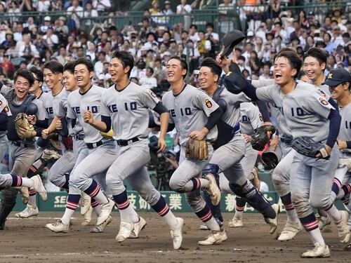 慶應高校野球部は、107年ぶりの夏の甲子園優勝で大きな話題を提供した