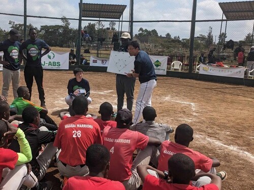 アフリカで野球を伝える友成氏（写真：J-ABS提供）