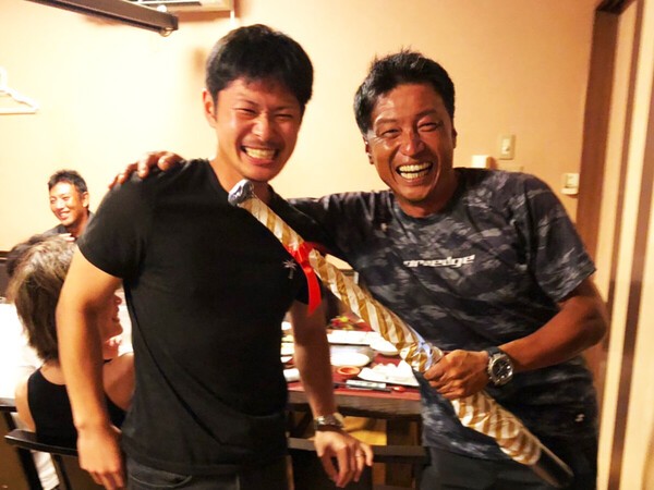 チーム一の問題児と呼ばれていた伊藤尚さん（写真左）と東拓司監督