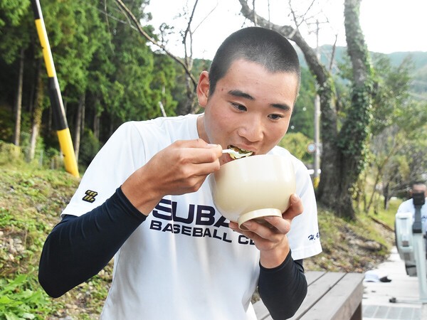 補食の納豆ご飯を頬張る青木大斗主将