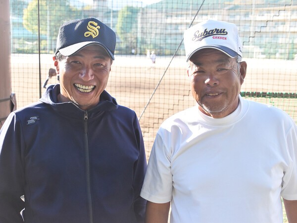 かつて三重大会決勝で戦った東拓司氏（写真左）とコーチを務める冨山悦敬氏 photo by Kikuchi Takahiro