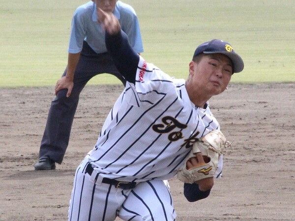 身長187センチの大型右腕、東海大福岡の佐藤翔斗　photo by Nikkan Sports