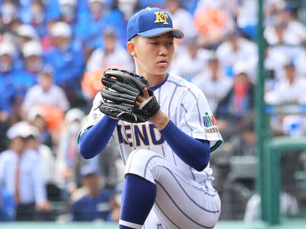 決勝の報徳学園に先発し、８回２失点の好投でチームを初優勝に導いた健大高崎の石垣元気　photo by Ohtomo Yoshiyuki