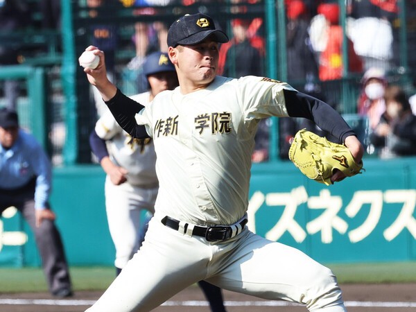神村学園戦に先発するも５回４失点と本来の力を発揮できなかた作新学院・小川哲平　photo by Ohtomo Yoshiyuki