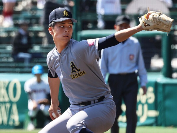 チームメイトの櫻田朔とともにベスト８進出の原動力となった青森山田・関浩一郎　photo by Ohtomo Yoshiyuki