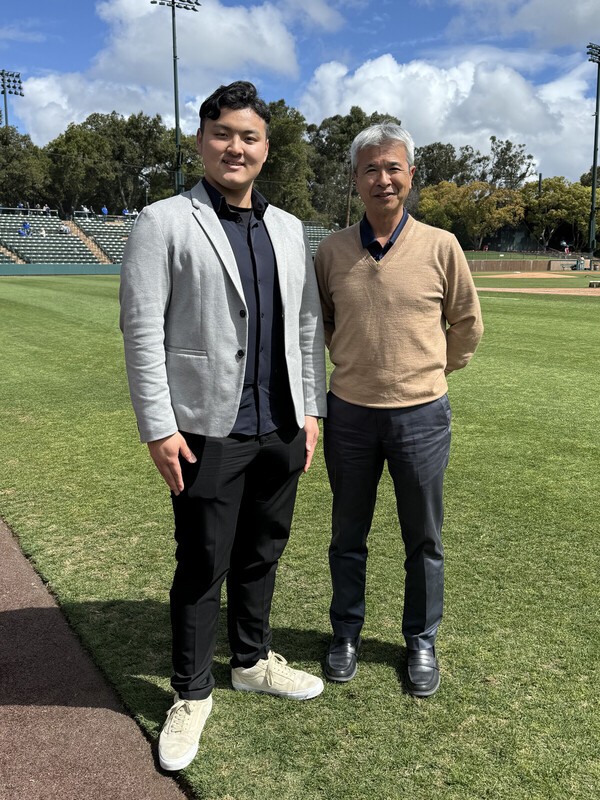 佐々木麟太郎（左）のアメリカ進学をサポートした友永順平氏（右）　写真提供／友永氏