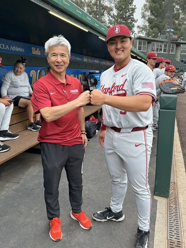 佐々木麟太郎（左）のアメリカ進学をサポートした友永順平氏　写真提供／友永順平