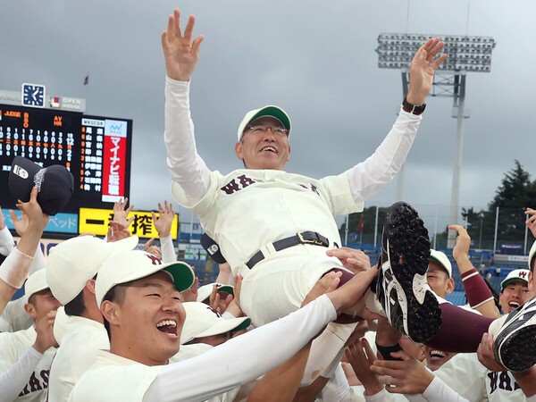 東京六大学の春季リーグを制し、選手たちに胴上げされる小宮山監督　photo by Sankei Visual