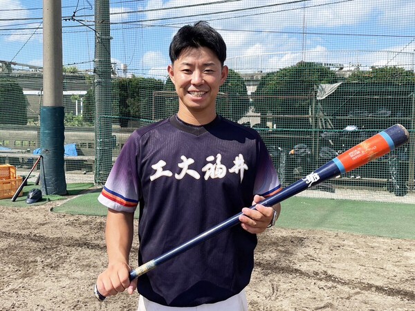 2021年に福井工大福井の監督に就任した際、大阪桐蔭の優勝メンバーからノックバットを手にする白水健太氏／写真は本人提供