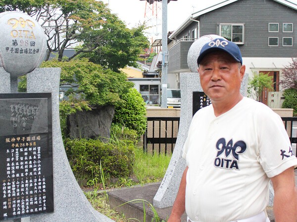 昨年秋、母校である大分高の監督に就任した岩﨑久則氏　photo by Uchida Katsuharu
