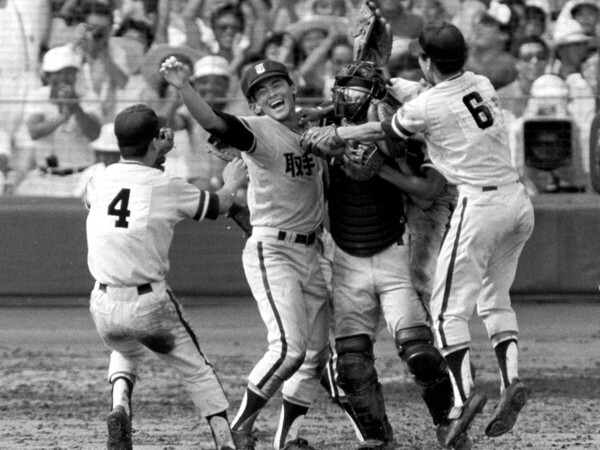 1984年夏、PL学園を８対４で下し初優勝を飾った取手二　photo by Sankei Visual