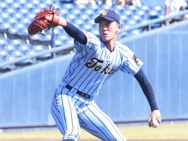 身長198センチの大型左腕、東海大相模の藤田琉生　photo by Kikuchi Takahiro
