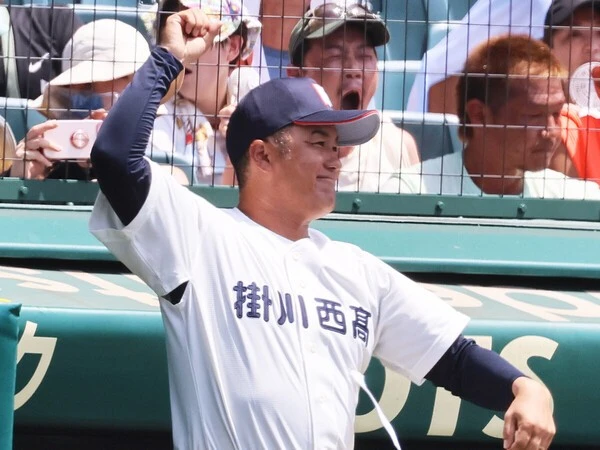 夏の甲子園で60年ぶり勝利を飾った掛川西・大石卓哉監督　photo by Ohtomo Yoshiyuki
