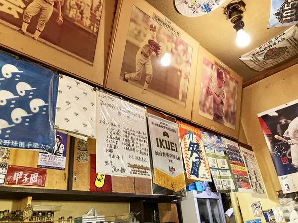 店内に飾られた高校野球関連グッズの数々　photo by Yo Nobuyuki