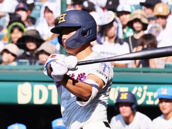 打撃だけでなく、積極的な走塁も評価された花咲徳栄の石塚裕惺　photo by Ohtomo Yoshiyuki