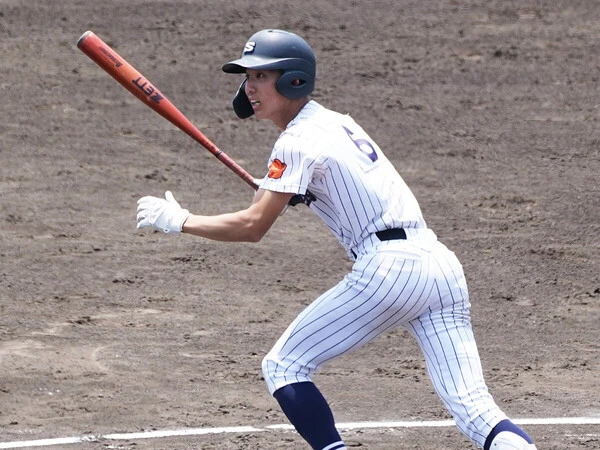 攻守でチームを牽引する滋賀学園の遊撃手・岩井天史　photo by Sankei Visual