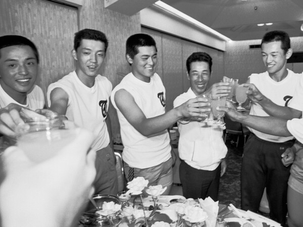 宿舎で祝勝会する取手二の木内幸男監督（右から２人目）と選手たち　photo by Okazawa Katsuro