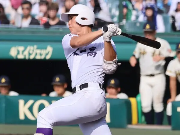 準々決勝の東海大相模戦で本塁打を放った関東一の４番・高橋徹平　photo by Ohtomo Yoshiyuki