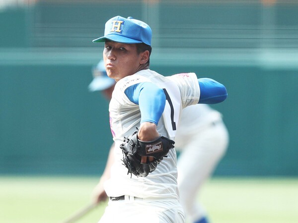 花咲徳栄の速球派右腕・上原堆我　photo by Sankei Visual