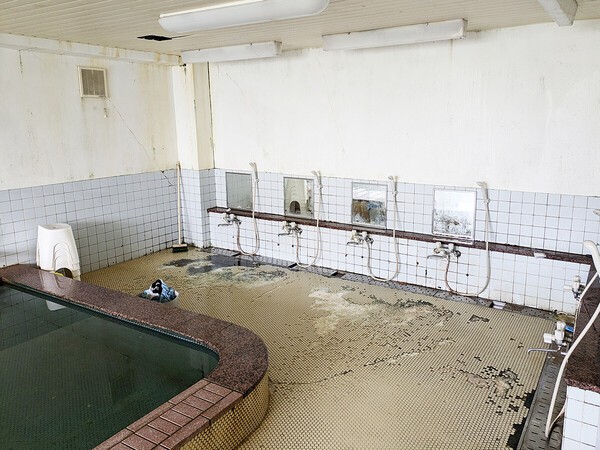 まるで廃旅館のような荒れ果てた大浴場　photo by Kikuchi Takahiro
