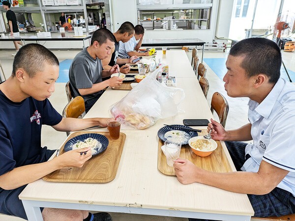 かつては朝食が菓子パン１個という時もあったという　photo by KIkuchi Takahiro