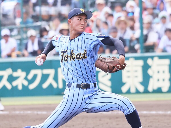 富山商戦に２番手で登板した東海大相模の２年生右腕・福田拓翔　photo by Ohtomo Yoshiyuki