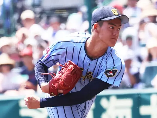 198センチの長身から投げ下ろすストレートとナックルカーブが武器の東海大相模・藤田琉生　photo by Ohtomo Yoshiyuki