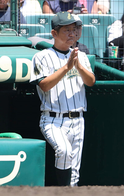 鶴岡東を率いる佐藤俊監督　photo by Sankei Visual