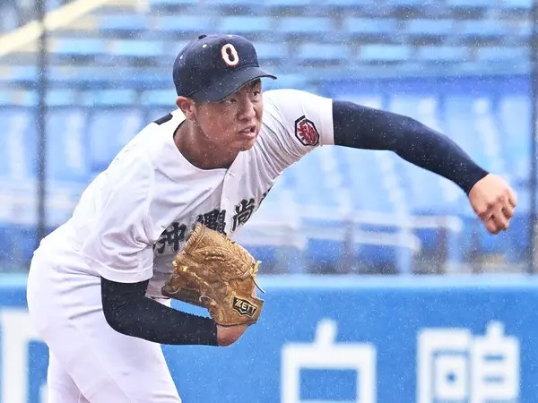 昨年秋の県大会、九州大会で活躍した沖縄尚学のエース・末吉良丞　photo by Sankei Visual