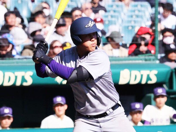米子松蔭戦で４番に座った新２年生の赤間史弥　photo by Ohtomo Yoshiyuki