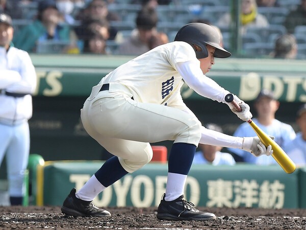 横浜清陵戦の初回にセーフティースクイズで先制した広島商　photo by Sankei Visual