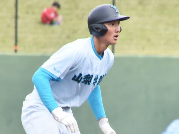 身長194センチ、体重97キロの大型スラッガー・山梨学院の菰田陽生　photo by Kikuchi Takahiro