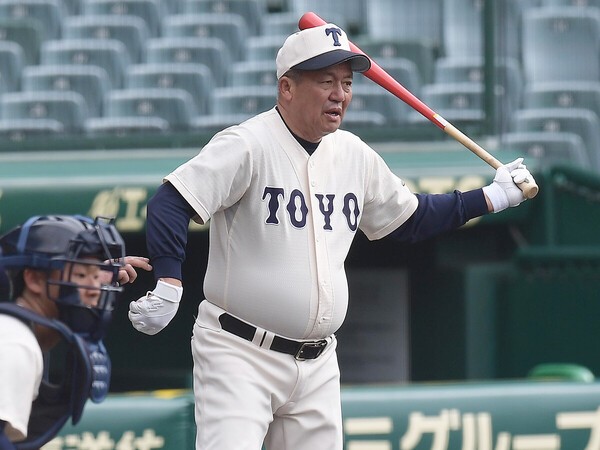 東洋大姫路の指揮官となって初めての甲子園となる岡田龍生監督　photo by Sankei Visual