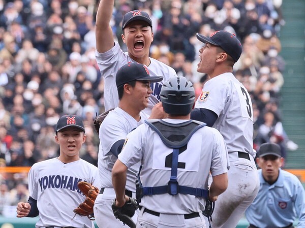選抜決勝で智辯和歌山を下し19年ぶりの日本一に輝いた横浜　photo by Ohtomo Yoshiyuki
