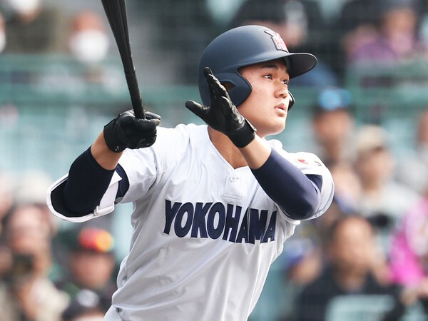 主将としてチームを優勝に導いた横浜・阿部葉太　photo by Ohtomo Yoshiyuki
