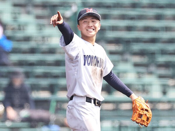 横浜高の不動の遊撃手、新２年生の池田聖摩　photo by Sankei Visual