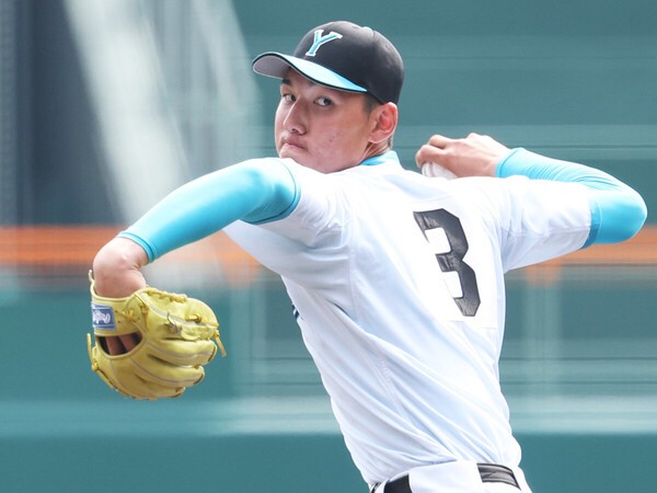 西日本短大付戦で３回パーフェクトピッチングを披露した山梨学院・菰田陽生photo by Sankei Visual