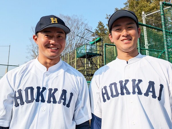 北海学園大のドラフト候補、工藤泰己（写真左）と髙谷舟　photo by Kikuchi Takahiro
