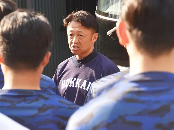 北海道北広島市議会議員の顔も持つ北海学園大・島崎圭介監督　photo by Kikuchi Takahiro