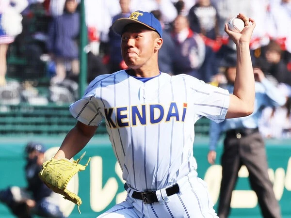 初戦の明徳義塾戦で10回を投げ１失点完投で勝利した健大高崎・下重賢慎　photo by Ohtomo Yoshiyuki