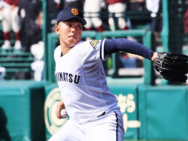 初戦の早稲田実戦で２番手としてマウンドに上がった高松商・行梅直哉　photo by Ohtomo Yoshiyuki