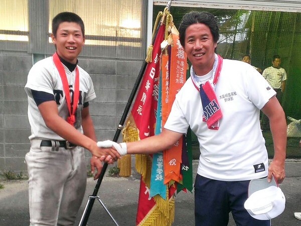 春夏連続甲子園出場を果たし、父と記念写真を撮る福森大翔さん　写真は本人提供