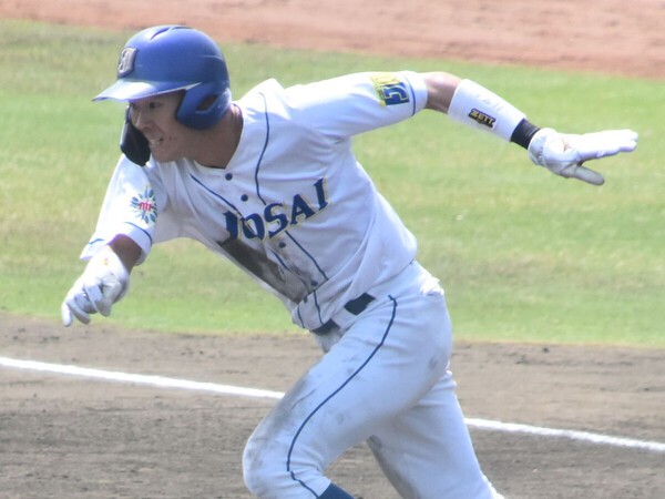俊足巧打の遊撃手としてプロから注目を集める城西大・松川玲央　photo by Kikuchi Takahiro
