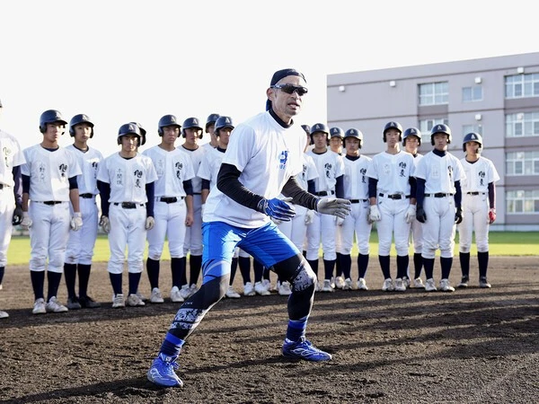 2023年11月に中山志輝さんが所属する旭川東高校の野球部の指導に訪れたイチロー氏　photo by Kyodo News