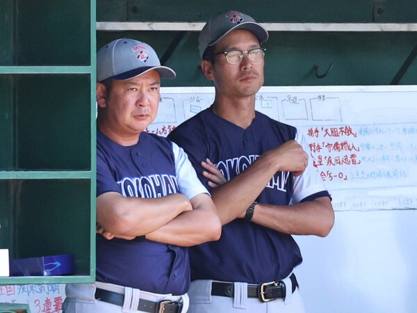 甲子園春夏連覇に挑む横浜高の村田浩明監督（写真左）と高山大輝部長　photo by Ohtomo Yoshiyuki