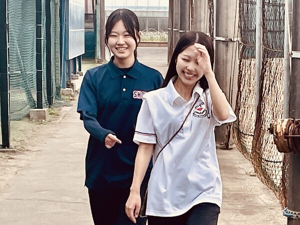 チームを陰で支える菅谷愛子さん（写真左）と鳥海菜々子さん　photo by Sportiva