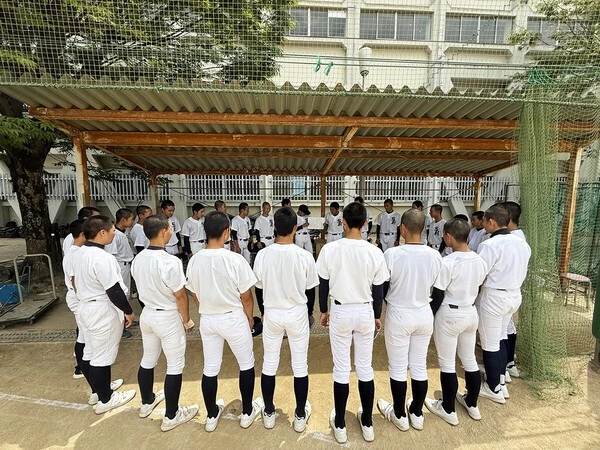 10カ条からなる『練習における部訓（プライドづくり）』を唱和する堺東の選手たち　photo by Sportiva