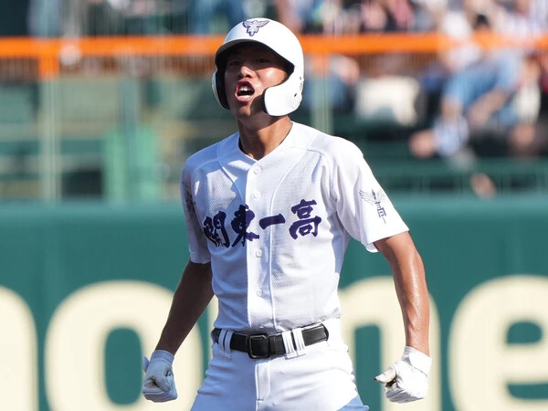 創成館戦の２回、レフト前ヒットで二塁を陥れた関東一高の越後駿祐　photo by Matsuhashi Ryuki